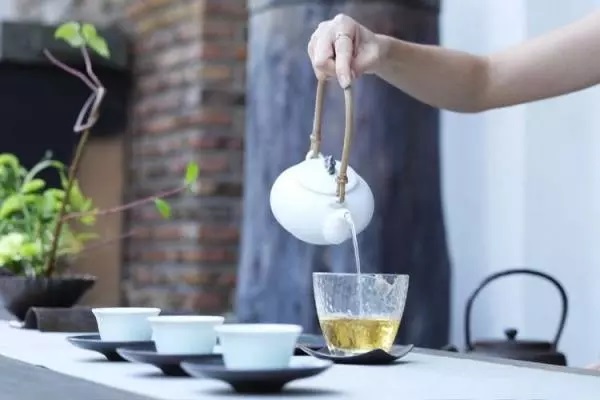 https://www.sonhatea.com/Resource/Blogs/Thumbnails/1/15/tra-xanh-la-gi-5-su-that-ve-tra-xanh-ma-ban-chua-biet-danh-tra-15.jpg